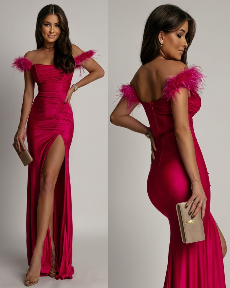 Sukienka maxi z marszczeniem i piórkami różowa PREMIUM