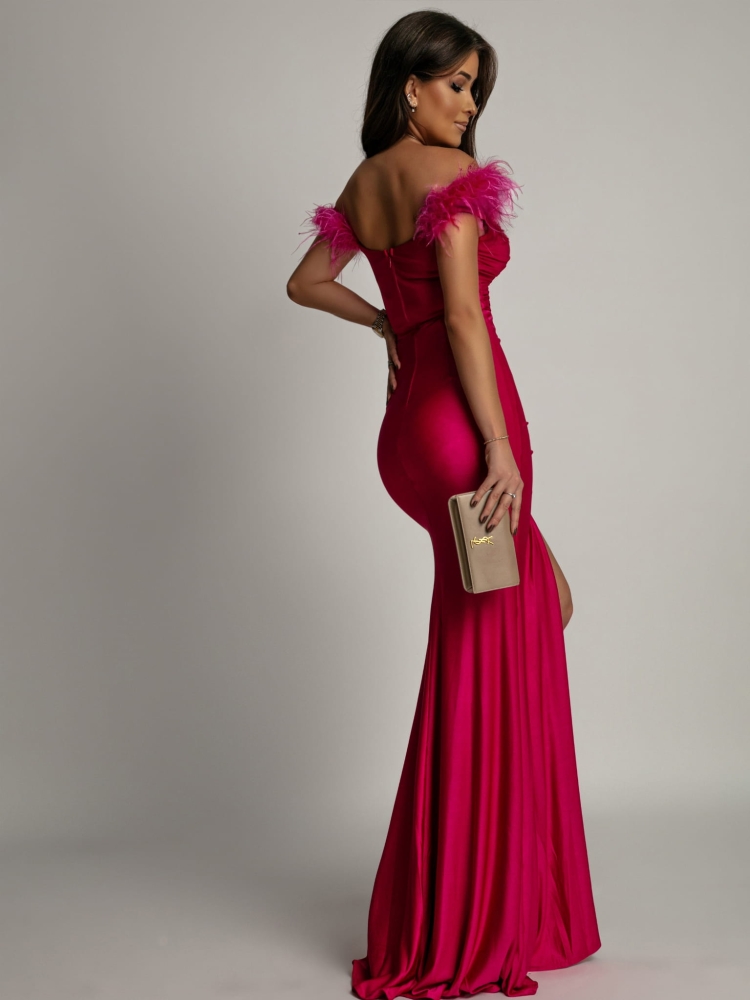 Sukienka maxi z marszczeniem i piórkami różowa PREMIUM