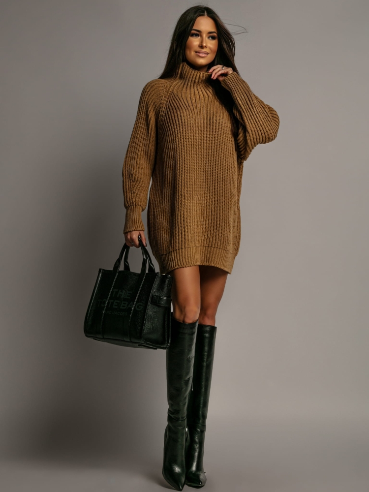 Sweter z półgolfem sukienka camel