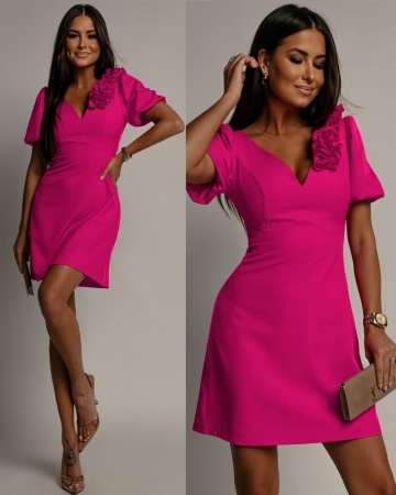 Sukienka z ozdobną broszką kwiat fuksja PREMIUM Polska produkcja