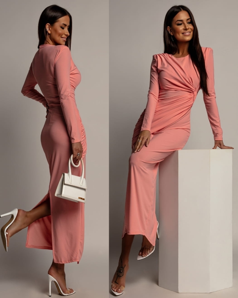 Sukienka midi z ozdobnym marszczeniem na biodrze brzoskwiniowa