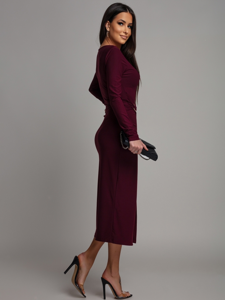 Sukienka midi z rozcięciem i ozdobną klamrą bordowa