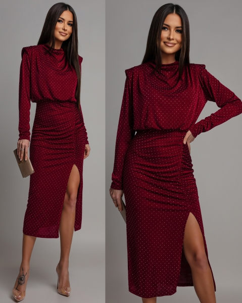 Sukienka midi z ozdobnymi cyrkoniami i marszczeniem na długi rękaw bordowa 