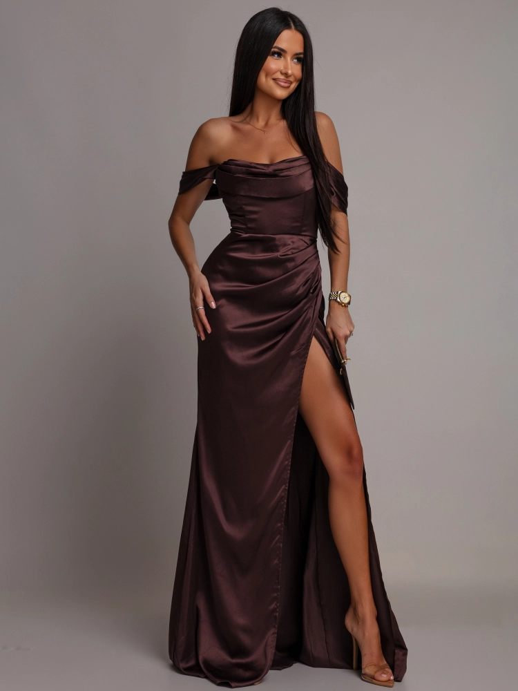 Elegancka sukienka maxi satynowa z opadającymi ramiączkami brązowa PREMIUM