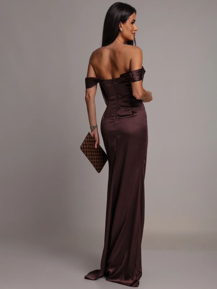 Elegancka sukienka maxi satynowa z opadającymi ramiączkami brązowa PREMIUM