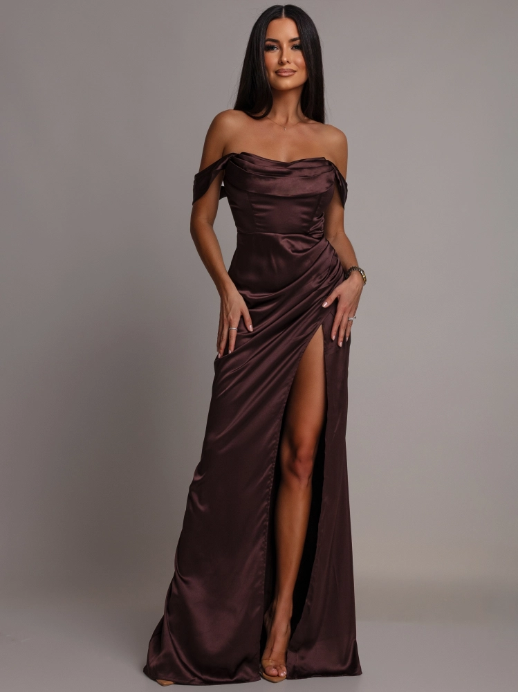 Elegancka sukienka maxi satynowa z opadającymi ramiączkami brązowa PREMIUM